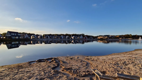 recreatiemeer De Strabrechtse Vennen with holiday homes and the central building