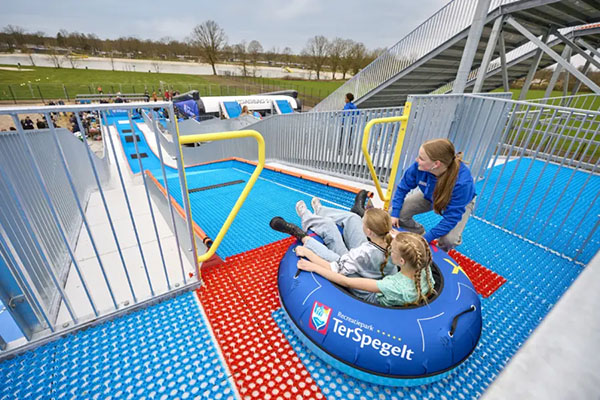 2 children go down the TubbyJumb at holiday park TerSpegelt