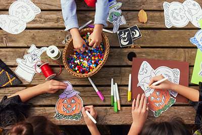 Children doing crafts at Center Parcs het Heijderbos