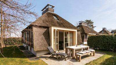 Holiday home with thatched roof at the Dutchen Park Duynvallei holiday park