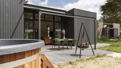 Fire basket and hot tub in the garden of a holiday home at the Dutchen Park de Zeegser Duinen