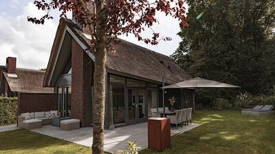 Luxury holiday home with thatched roof at the Dutchen Villapark Mooi Schoorl holiday park
