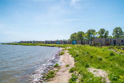 Holiday homes right on the IJsselmeer at the EuroParcs Enkhuizer Strand holiday park