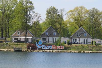 Holiday homes on the water at holiday park EuroParcs Limburg