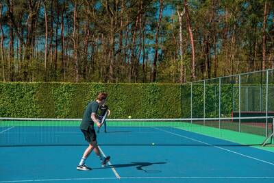 People playing tennis on the tennis court of holiday park Europarcs de Achterhoek