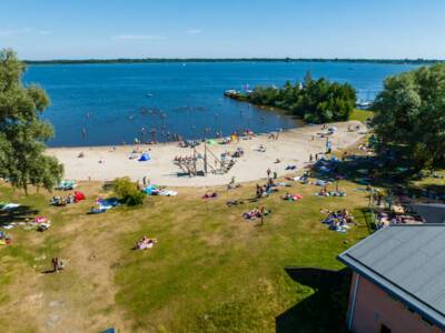 Beach of the Bergumermeer holiday park on the Bergumermeer