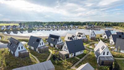 Aerial photo of holiday homes and the recreational lake of Landal De Strabrechtse Vennen