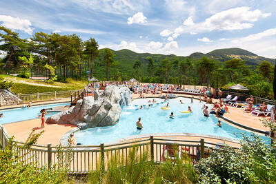 People in the outdoor pool of holiday park RCN les Collines de Castellane