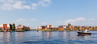 Sloep sails on the Meinesleat at holiday park Recreatiepark Tusken de Marren