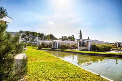 Holiday homes on the water at holiday park Resort mooi Bemelen in South Limburg