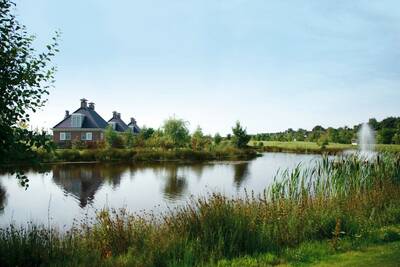 Holiday homes on the water at holiday park Roompot Buitenplaats De Hildenberg