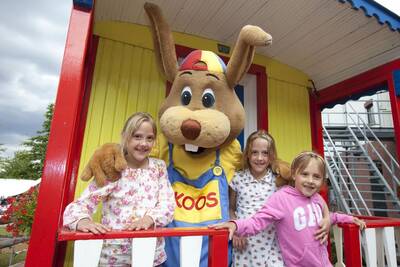 Children with Koos rabbit at holiday park Roompot Résidence Klein Vink