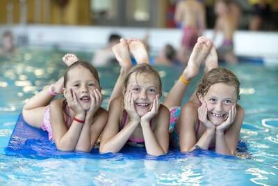 Children on a raft in the indoor pool of the Roompot Résidence Klein Vink holiday park