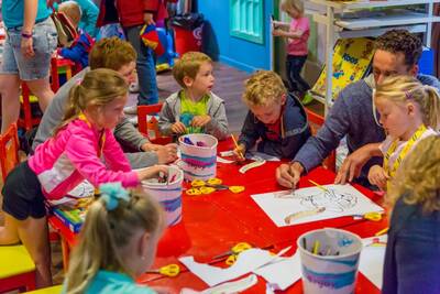 Children tinkering at the Kids Club at Roompot Vakantiepark Weerterbergen