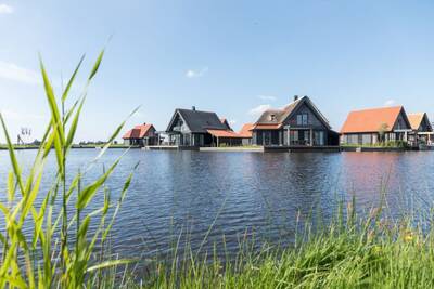 Holiday homes on the water on the small-scale Roompot Waterstaete Ossenzijl