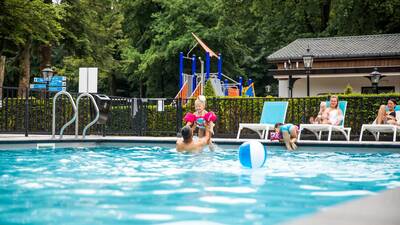 People swimming in the outdoor pool of holiday park Topparken Bospark Ede