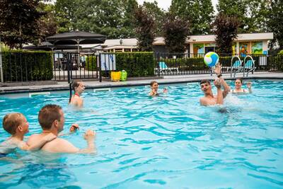 People swimming in the outdoor pool of the Topparken Recreatiepark 't Gelloo