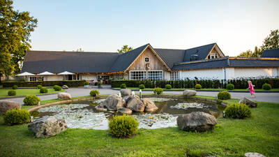 The center building of holiday park Villapark Hof van Salland