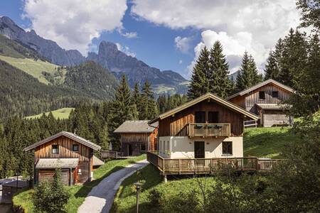 Detached chalets on a road at Alps Resorts Alpendorf Dachstein West