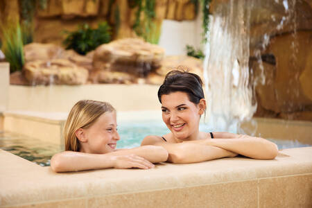 Mother with daughter in the Etsi Pool swimming pool at Lake Resort Beekse Bergen