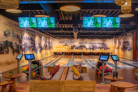 In Karibu Town at the Safari Resort you will find Pamoja Lounge, where you can enjoy bowling