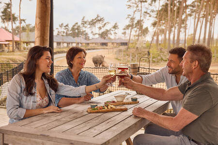 People at the table in the garden of a lodge at Safari Resort Beekse Bergen