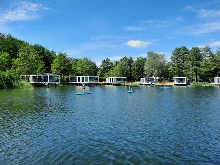 Two people paddle boarding on the lake of holiday park BreeBronne