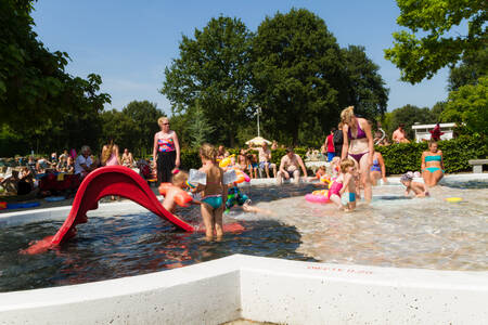 Outdoor paddling pool at Buitenhof de Leistert