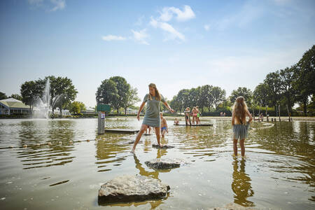 Children playing in the water playground at Buitenhof de Leistert