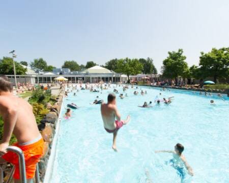 The outdoor pool of Buitenhof de Leistert is also a wave pool