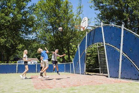 Children playing basketball on the playing field of Camping Vreehorst
