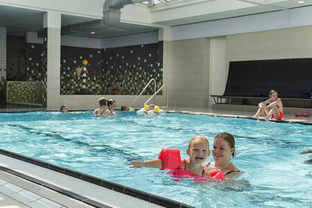 People swimming in the indoor pool of Camping Vreehorst