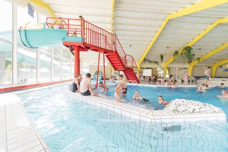 People swimming in the indoor pool of holiday park Camping de Noetselerberg