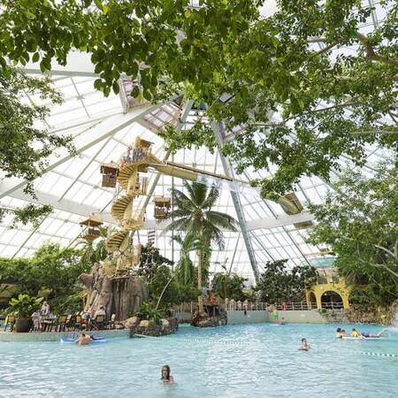 The wave pool of the Aqua Mundo Subtropical swimming pool of Center Parcs De Vossemeren