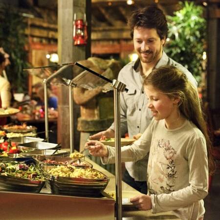 Enjoy breakfast or dinner in the buffet restaurant Evergreenz at Center Parcs de Vossemeren