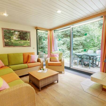 A living room with fireplace of a holiday home at Center Parcs De Vossemeren