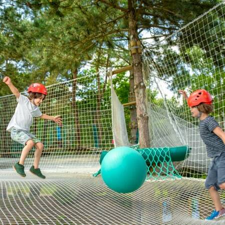 Kids Wiebel Web: a net stretched between trees where children can climb and clamber