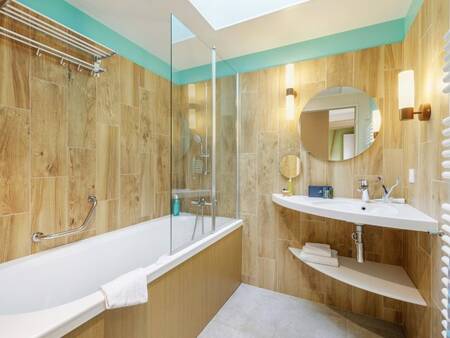 Center Parcs Le Bois aux Daims bathroom with bath