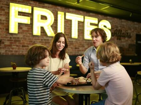 Enjoy some fries and a snack in the Frites Affairs at Center Parcs Limburgse Peel