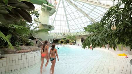 The wave pool of the Aqua Mundo subtropical swimming pool in Center Parcs Park Zandvoort
