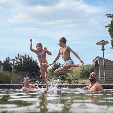 The outdoor pool of the Aqua Mundo swimming paradise in Center Parcs Park Zandvoort