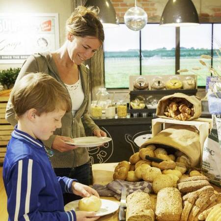 Enjoy breakfast in the Evergreenz restaurant of Center Parcs Port Zélande