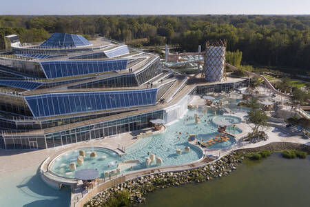 The outdoor pool of the Aqua Mundo of Center Parcs Villages Nature Paris