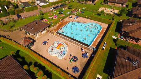 People swimming in the outdoor pool of holiday park De Boshoek