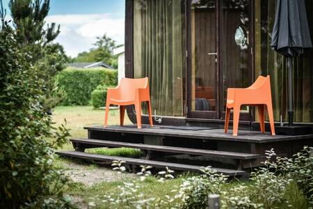 The terrace of Wikkelhouse Oep at holiday park De Klepperstee