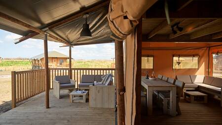 Veranda and living room of a glamping tent at the Dutchen Erfgoedpark de Hoop holiday park