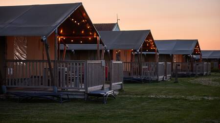 Glamping tents in a row at the Dutchen Erfgoedpark de Hoop holiday park