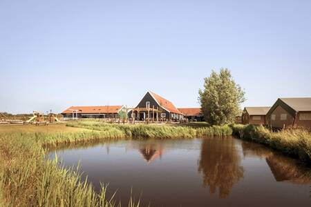 Glamping tents on the water at the Dutchen Erfgoedpark de Hoop holiday park