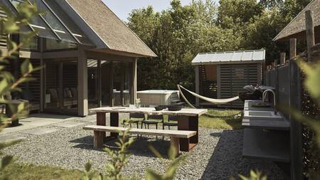 Outdoor kitchen in the garden of a luxury villa at the Dutchen Park Duynvoet holiday park