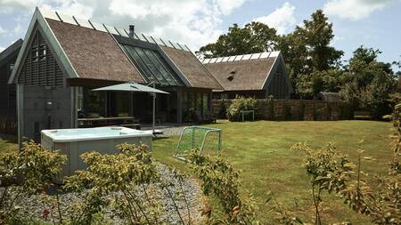 Large garden with a whirlpool at a villa at the Dutchen Park Duynvoet holiday park